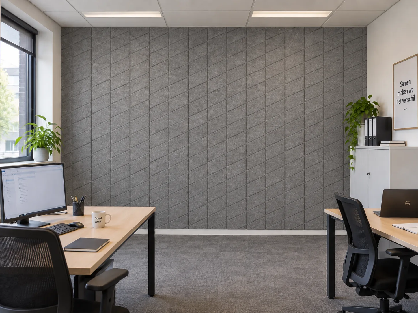 Grijze wandbekleding met diagonaal patroon op kantoor