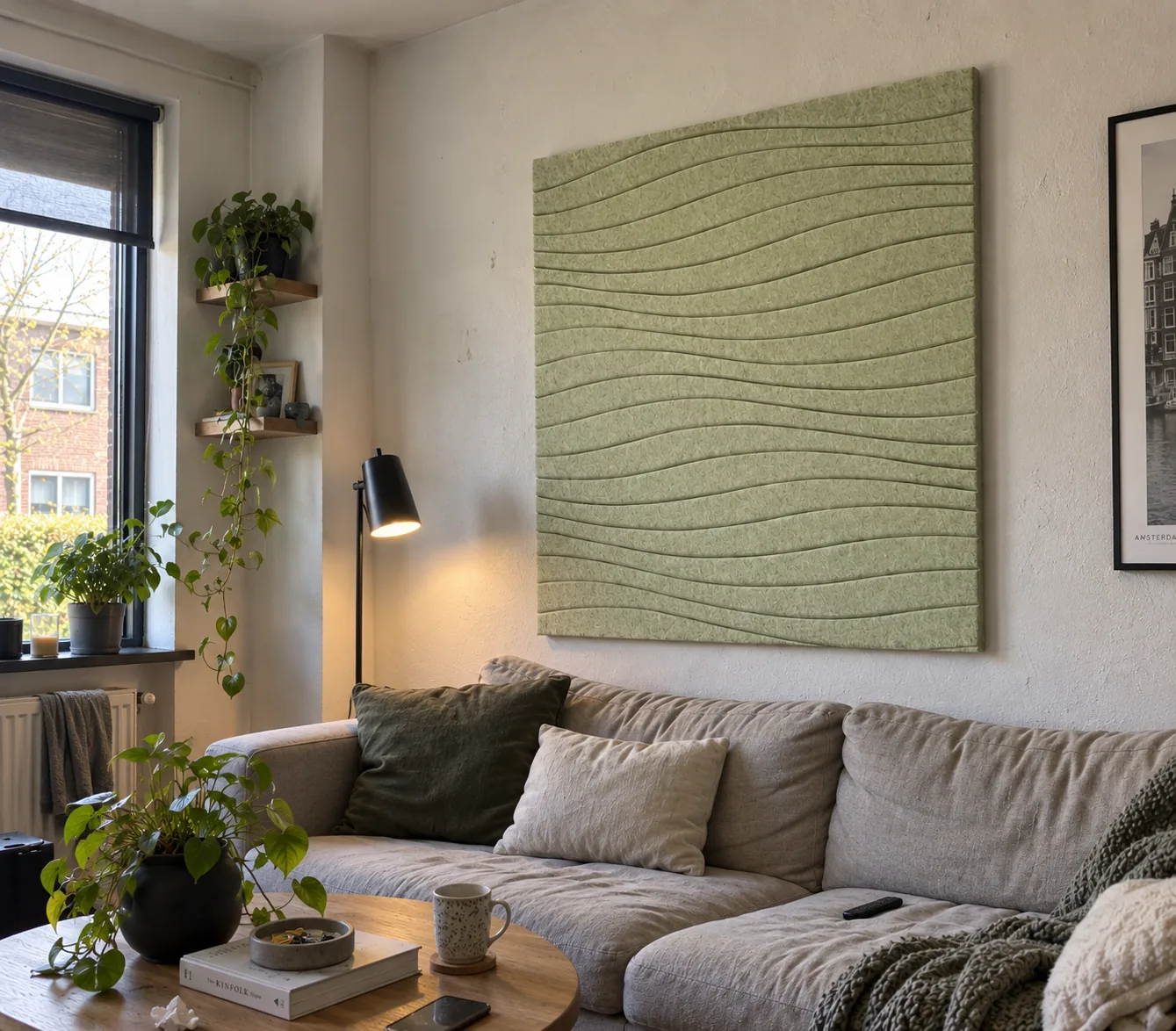 Golvend viltpaneel in olijfgroen in een woonkamer
