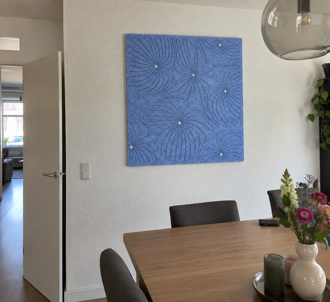 Flora in korenblauw vilt in een eetkamer