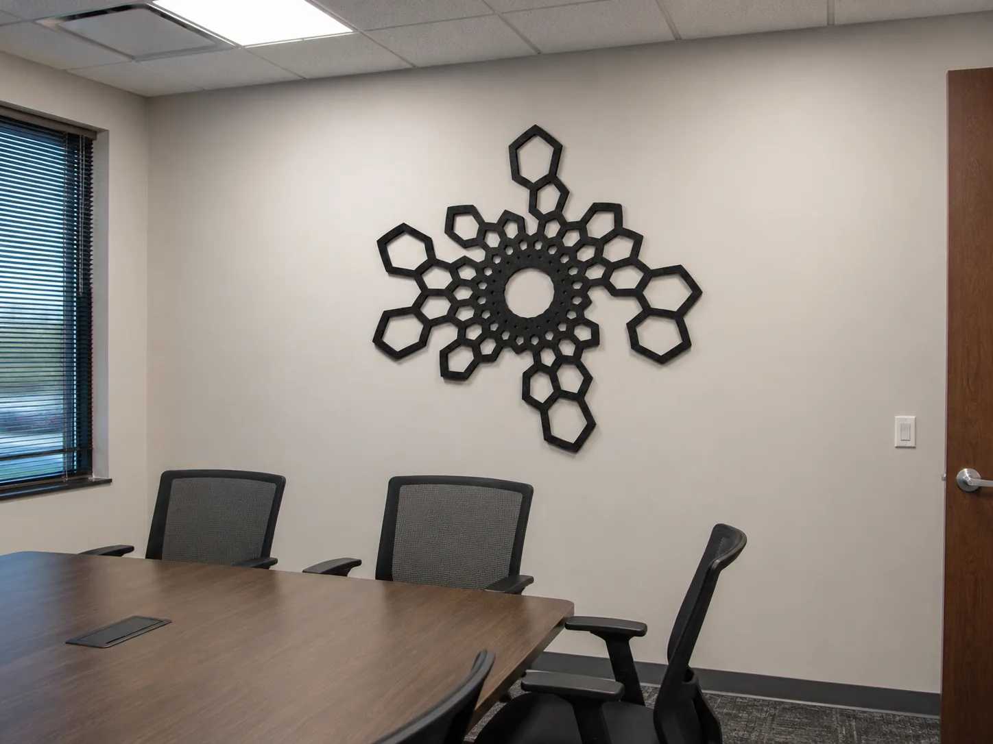 Hushex in zwart vilt in een boardroom